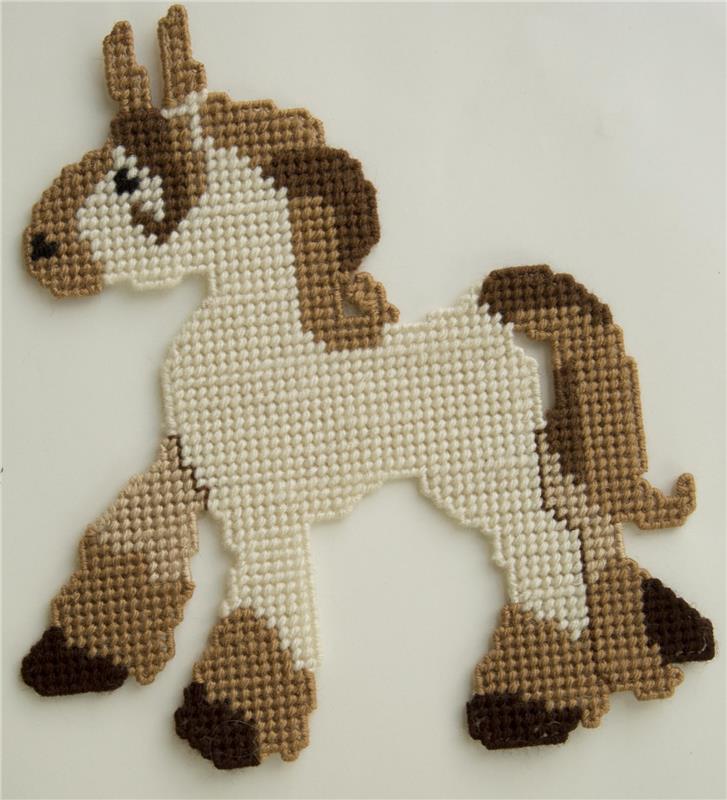 "Tan Horse Wall Hanging" Plastic Canvas Pattern